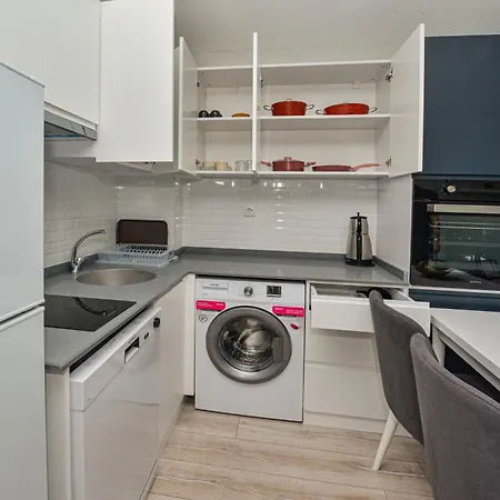 C Airport Apartman *